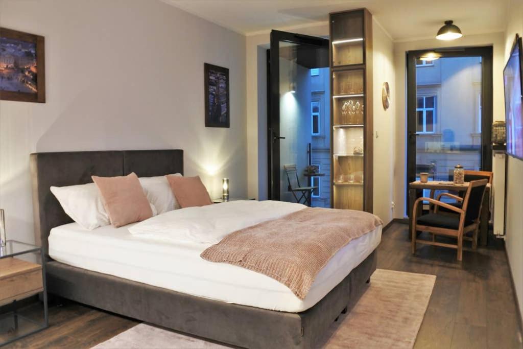 Boutique 109 - Old City, Luxury Apt. With A Garage Краків Екстер'єр фото